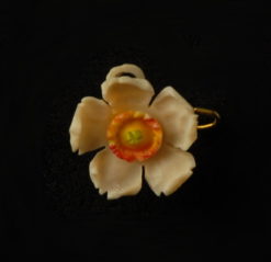 Broche en ivoire - Eglantine
