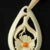 Pendentif fleur en ivoire marguerite