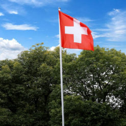 Bandera suiza en un poste mate