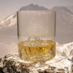 Verre avec montagne suisse en relief à l'intérieur