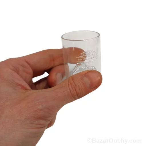 Verre grand avec montagne suisse en relief à l'intérieur