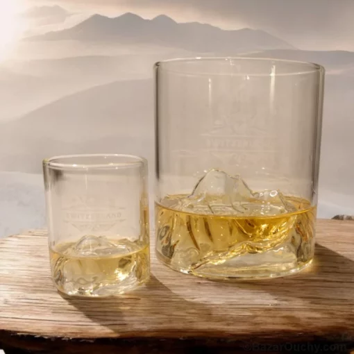 Verre avec montagne suisse en relief à l'intérieur